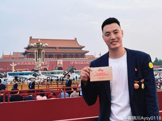 完美世界竞技-青年榜样，北京男篮队长翟晓川现场观礼阅兵仪式