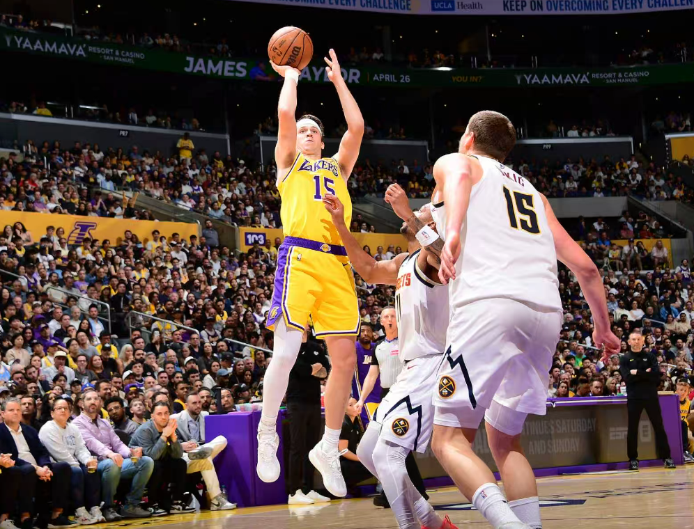 完美世界-全美热搜第一！里夫斯2罚1中+反弹绝平：轰32+7+6救赎两致命失误